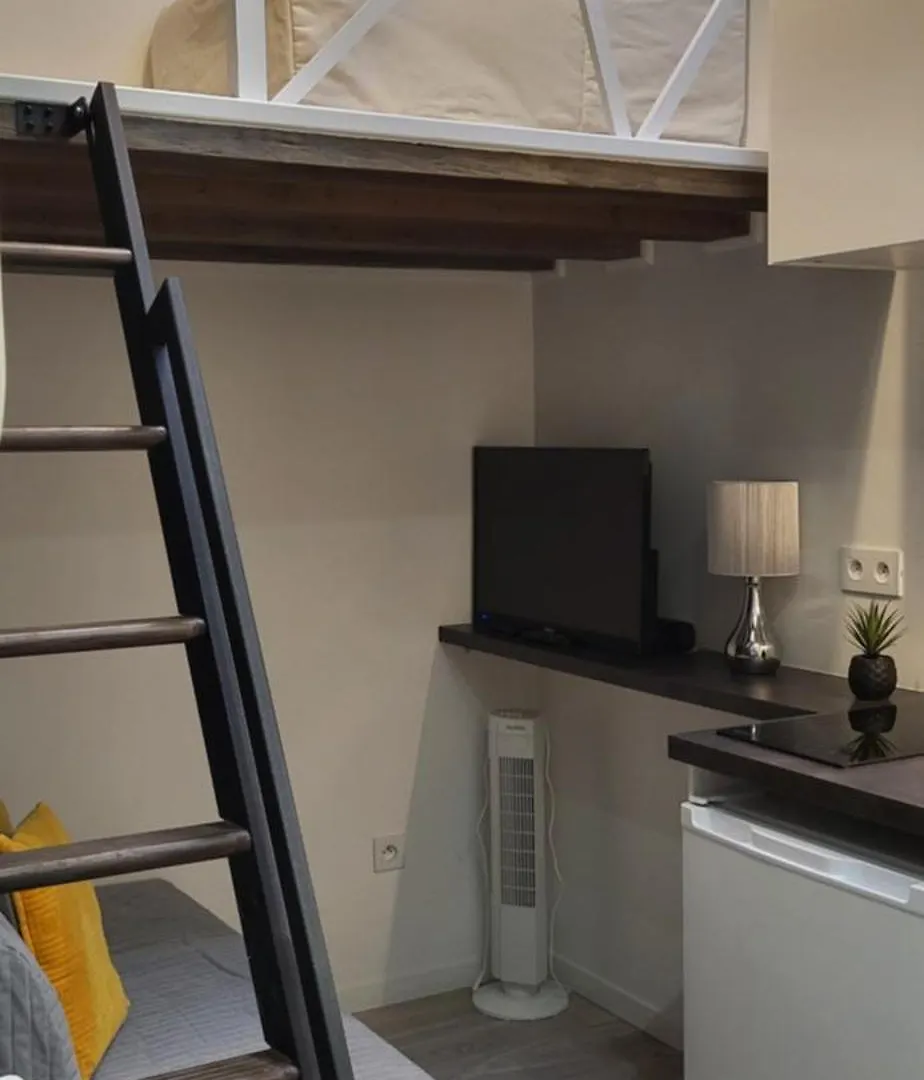 Petite Chambre A Paris Avec Ascenseur ! France